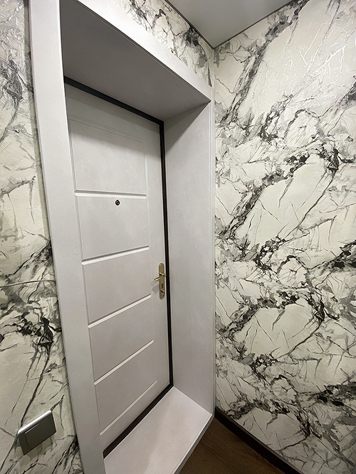 Белая дверь с доборами