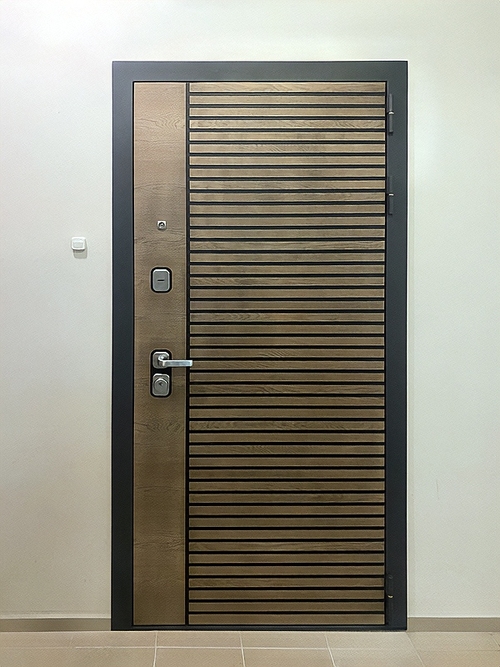 Дверь с фрезеровкой