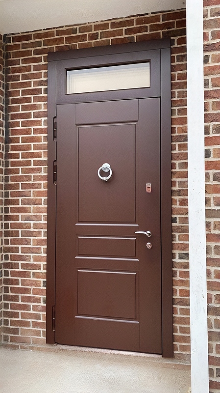 Дверь с кнокером и стеклом