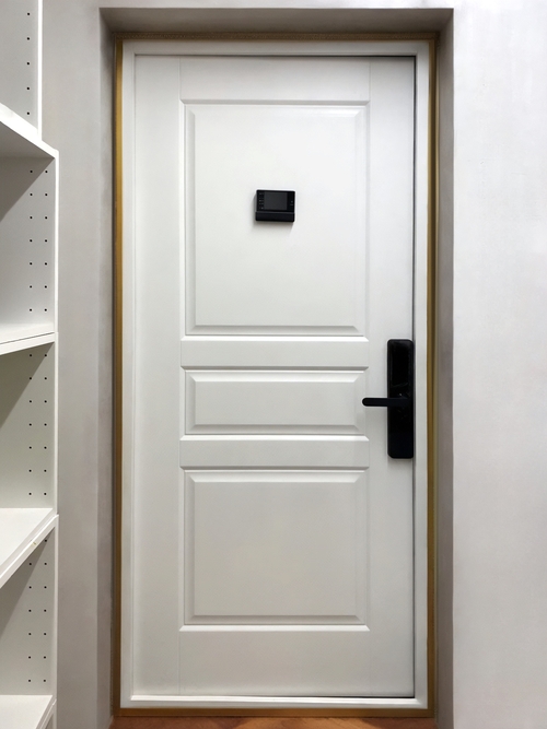 Дверь с умным замком