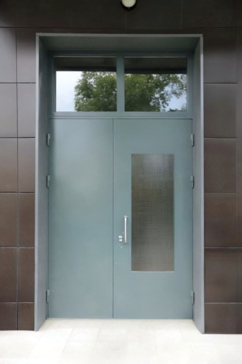 Подъездная дверь с армированным стеклом