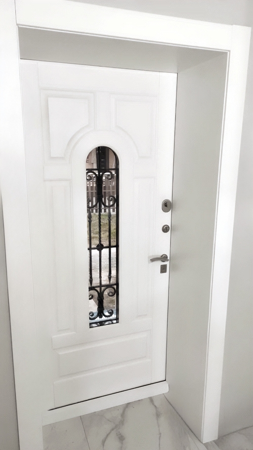 Белая дверь с ковкой