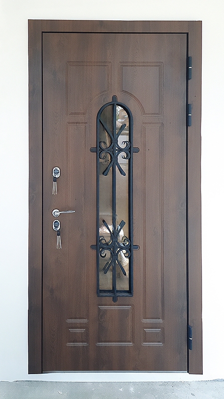 Дверь со стеклом и ковкой
