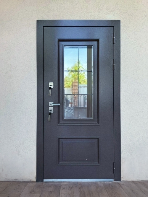 Дверь с остеклением