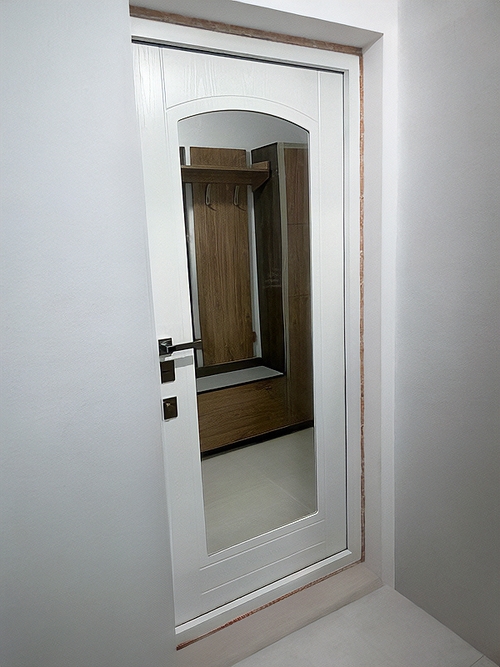 Зеркало с обратной стороны двери