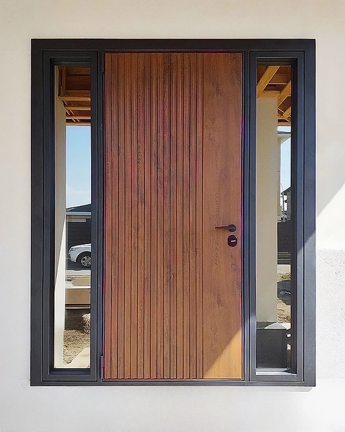 Дверь со стеклами по бокам Дверь со стеклами по бокам