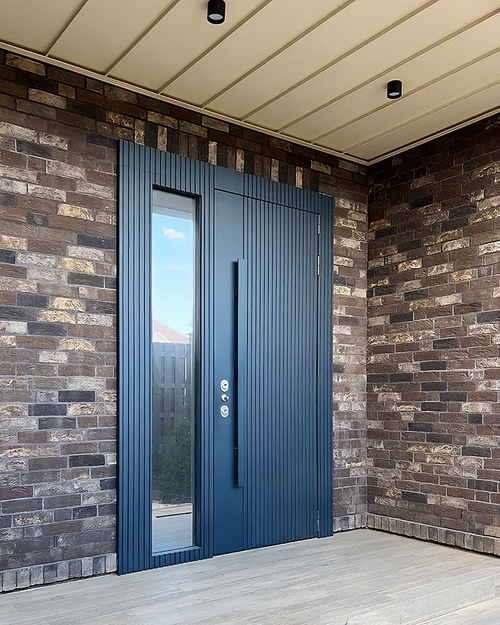 Утепленная дверь с длинной ручкой в тон МДФ Утепленная дверь с длинной ручкой в тон МДФ