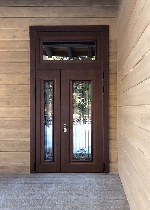 Остекленная дверь с фрамугой и ковкой Остекленная дверь с фрамугой и ковкой