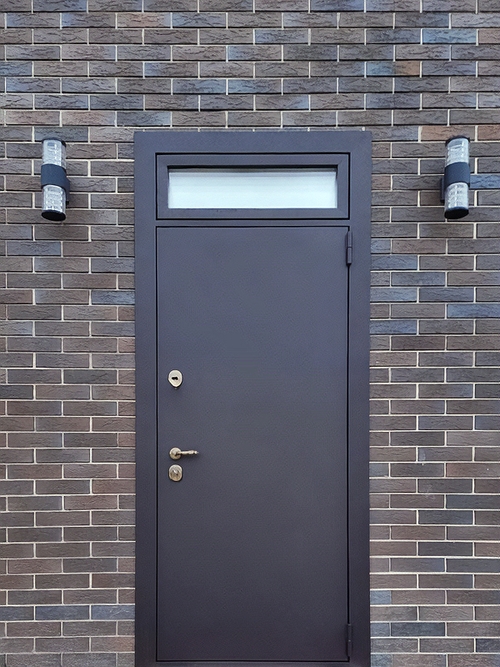 С остекленной фрамугой