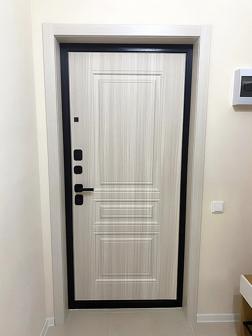 Квартирная входная дверь с МДФ