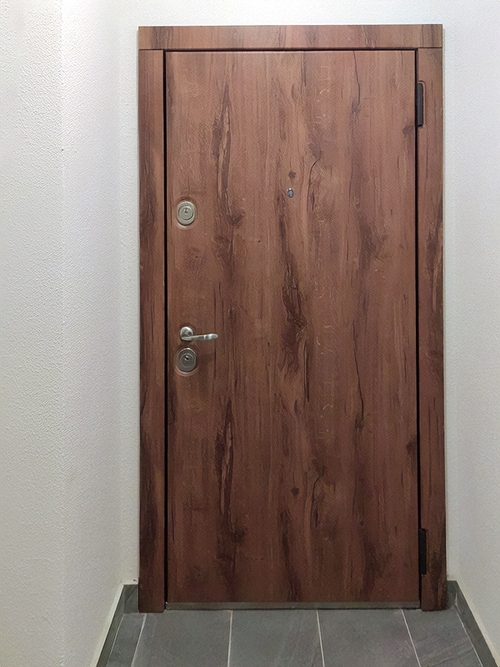 Входная квартирная дверь