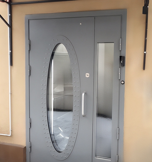 Дверь с фигурными стеклами