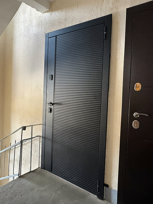 Темно-серая квартирная дверь