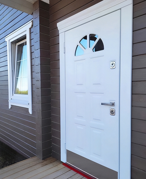 Белая дверь с отбойником и окном Белая дверь с отбойником и окном