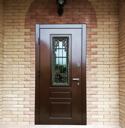 Коричневая дверь с ковкой и стеклом Коричневая дверь с ковкой и стеклом
