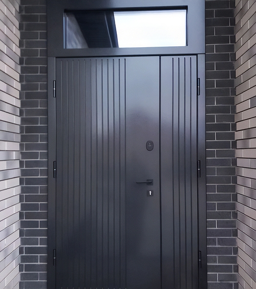 Серая дверь с фрамугой и стеклом