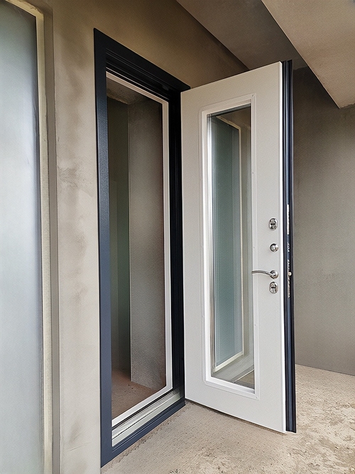 Входная дверь с большим стеклом