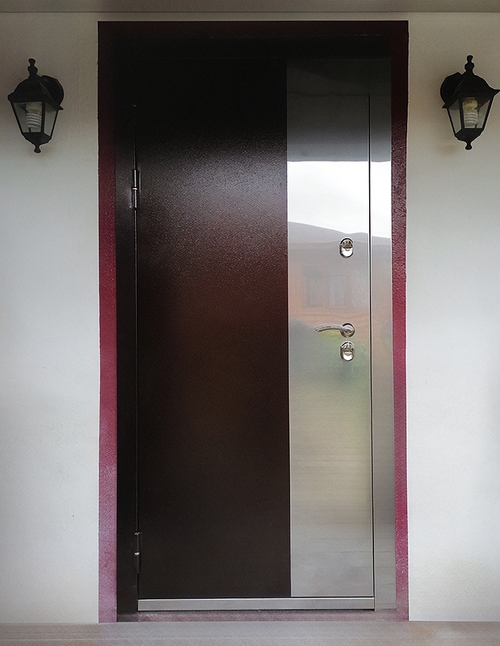 Дверь с нержавеющей полосой Дверь с нержавеющей полосой