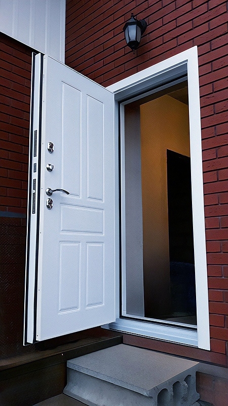 Белая порошковая дверь с отбойником