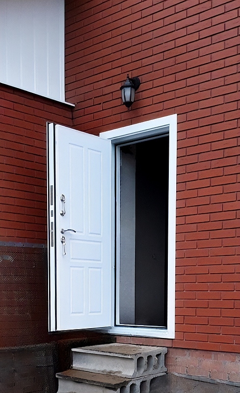 Белая порошковая дверь с отбойником