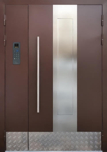 Подъездная полуторастворчатая дверь со стеклом, рифленым отбойником, длинной ручкой (коричневая покраска) Подъездная полуторастворчатая дверь со стеклом, рифленым отбойником, длинной ручкой (коричневая покраска)