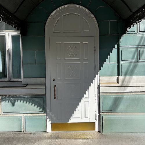 Белая арочная дверь Белая арочная дверь