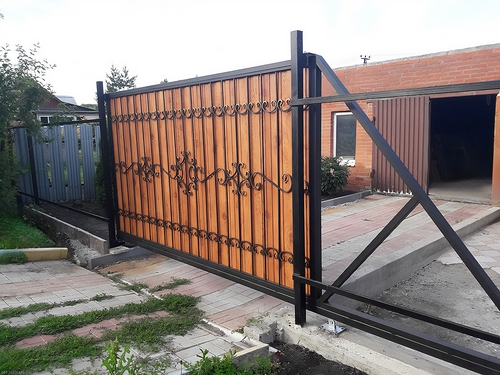 Ворота с деревом Ворота с деревом