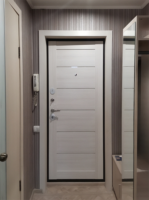 Внутренняя панель МДФ белого цвета с молдингами