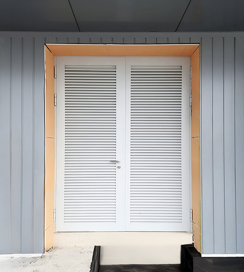 Двустворчатая жалюзийная дверь