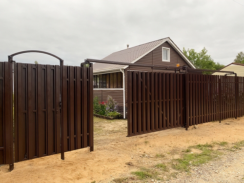 Коричневые ворота со штакетником