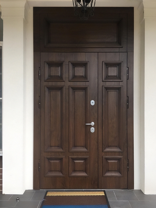 Парадная входная группа с массивом дерева Парадная входная группа с массивом дерева