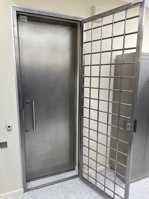 Решетчатая дверь