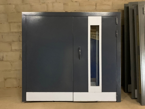 Темно-серая дверь в подъезд